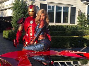 Pose Bareng Iron Man, Kylie Jenner Pamer Gaya Seksi Jadi Captain Marvel