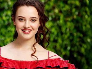 Pose Si Cantik Katherine Langford Bersama Camilan Manis
