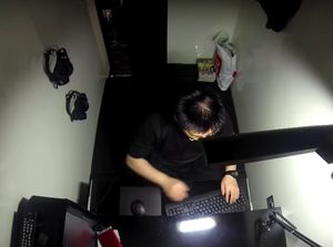 Kisah Pekerja TI dan Wanita Muda Jepang Tinggal di Warnet Kisah Pekerja TI dan Wanita Muda Jepang Tinggal di Warnet