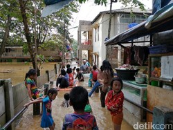 Cerianya Bocah-bocah Korban Banjir Cawang Bermain di Air
