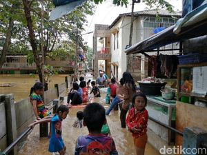 Cerianya Bocah-bocah Korban Banjir Cawang Bermain di Air Cerianya Bocah-bocah Korban Banjir Cawang Bermain di Air