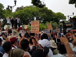 Emak-emak Pendukung Prabowo-Sandi Demo Minta KPU Berlaku Adil