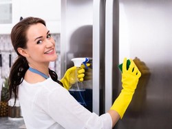 Trik Mudah Bersihkan Kulkas Sebelum Diisi Stok Makanan Baru