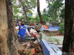Tunggu Banjir Surut, Belasan Warga Cawang Ini Mengungsi di Kuburan