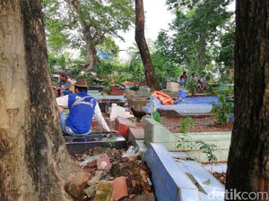 Tunggu Banjir Surut, Belasan Warga Cawang Ini Mengungsi di Kuburan Tunggu Banjir Surut, Belasan Warga Cawang Ini Mengungsi di Kuburan