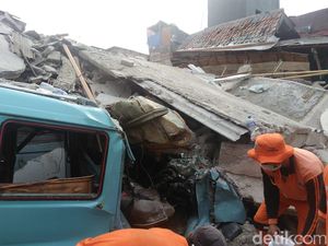 Rumah Roboh di Tanah Tinggi Jakpus, Angkot hingga Motor Hancur Tertimpa