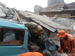 Rumah Roboh di Tanah Tinggi Jakpus, Angkot hingga Motor Hancur Tertimpa