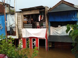 Kampung Pulo Langganan Banjir, Nenek Jamilah Pilih Bertahan di Rumah