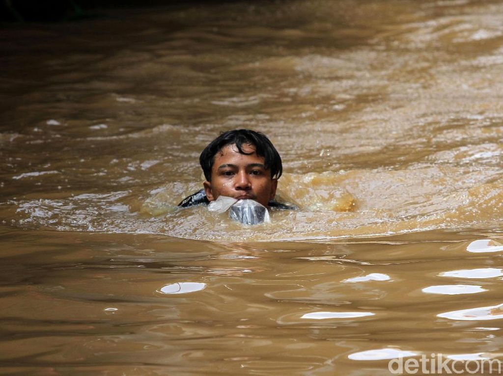 Ciliwung Meluap, Kampung Melayu Kembali Kebanjiran Ciliwung Meluap, Kampung Melayu Kembali Kebanjiran