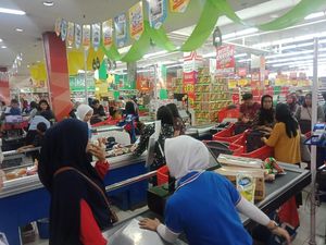 Promo Akhir Pekan, Kasir Transmart Carrefour Padat Antrean Promo Akhir Pekan, Kasir Transmart Carrefour Padat Antrean