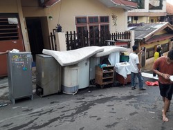 Rumah Kebanjiran, Warga Ungsikan TV hingga Kulkas ke Pinggir Jalan