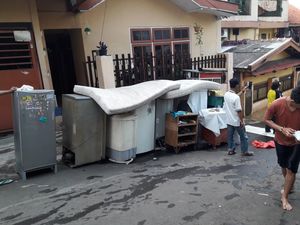 Rumah Kebanjiran, Warga Ungsikan TV hingga Kulkas ke Pinggir Jalan Rumah Kebanjiran, Warga Ungsikan TV hingga Kulkas ke Pinggir Jalan