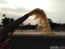 Mobil Pompa Dikerahkan Sedot Banjir di Kampung Pulo