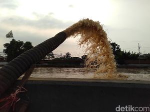 Mobil Pompa Dikerahkan Sedot Banjir di Kampung Pulo Mobil Pompa Dikerahkan Sedot Banjir di Kampung Pulo