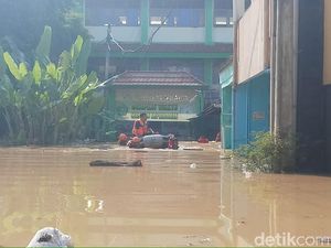 Tinggi Air hingga 3,7 Meter, 7 RW di Pejaten Timur Terendam Banjir