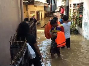 Video Banjir Kepung Perumahan di Kampung Melayu Video Banjir Kepung Perumahan di Kampung Melayu