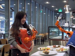 Canggih! Robot-robot Ini Bisa Suapi Makanan dan Racik Minuman