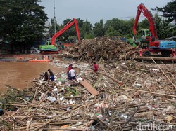 Dinas LH DKI Jelaskan Penyebab Sampah Menggunung di Pintu Air Manggarai