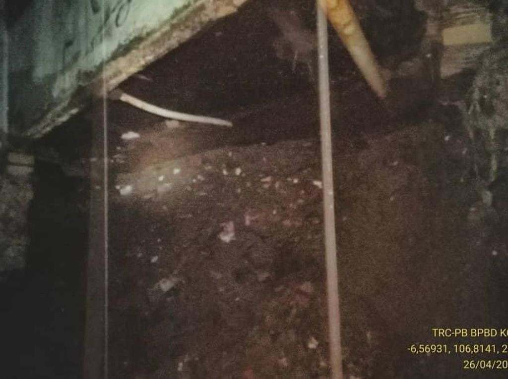Curah Hujan Tinggi, Tembok Turap di Bogor Jebol Curah Hujan Tinggi, Tembok Turap di Bogor Jebol