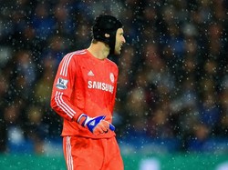 Petr Cech lalu menyusul Peter Schmeichel dan mencatatkan 24 clean sheet. Cech saat itu memperkuat Chelsea di musim 2004/2005. (Foto: Michael Regan/Getty Images)