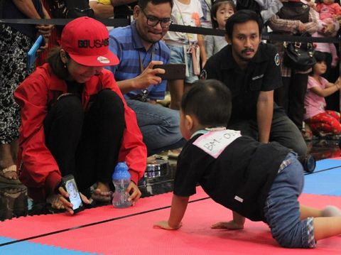 Lucunya Lomba Merangkak, Ortu Umpan Anak dengan HP sampai Dompet