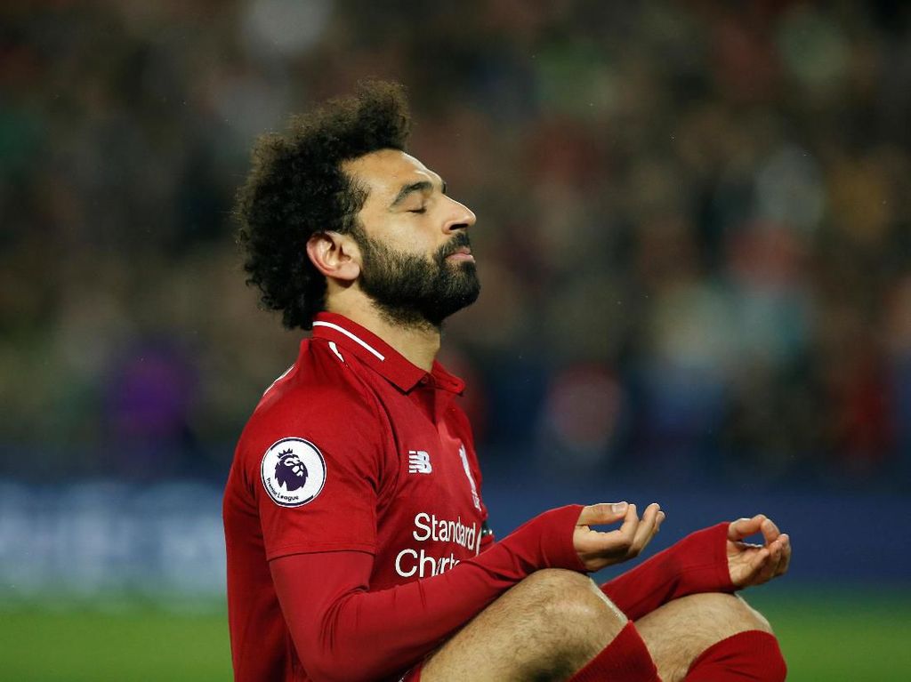 Naik Pesawat, Mohamed Salah Tiduran di Lantai Naik Pesawat, Mohamed Salah Tiduran di Lantai