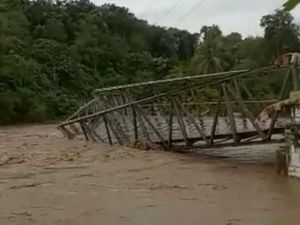 Jembatan di Empat Lawang Sumsel Putus Diterjang Arus Sungai
