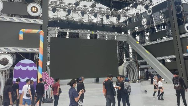 Mengintip Persiapan Panggung Jelang Konser Red Velvet