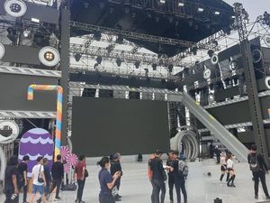 Mengintip Persiapan Panggung Jelang Konser Red Velvet Mengintip Persiapan Panggung Jelang Konser Red Velvet