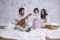 Atiqah Hasiholan dan keluarga/
