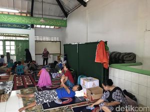Rumah Masih Terendam Lumpur, Warga Cililitan Bertahan di Pengungsian