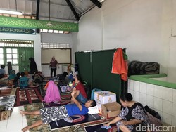 Rumah Masih Terendam Lumpur, Warga Cililitan Bertahan di Pengungsian