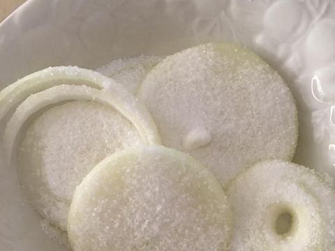 Cerita Bunda Sembuhkan Bayinya dari Flu Pakai Bawang Bombai
