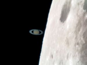 Pria Ini Abadikan Saturnus Tabrak Bulan Pakai Galaxy S8 Pria Ini Abadikan Saturnus Tabrak Bulan Pakai Galaxy S8
