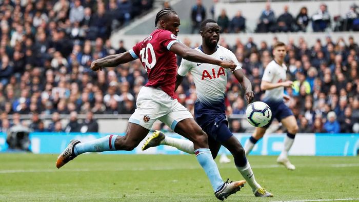 Michail Antonio saat membobol gawang Tottenham Hotspur. West Ham United menang 1-0 di kandang The Lilywhites, Sabtu (27/4/2019). (Foto: Paul Childs/Reuters) Michail Antonio saat membobol gawang Tottenham Hotspur. West Ham United menang 1-0 di kandang The Lilywhites, Sabtu (27/4/2019). (Foto: Paul Childs/Reuters)