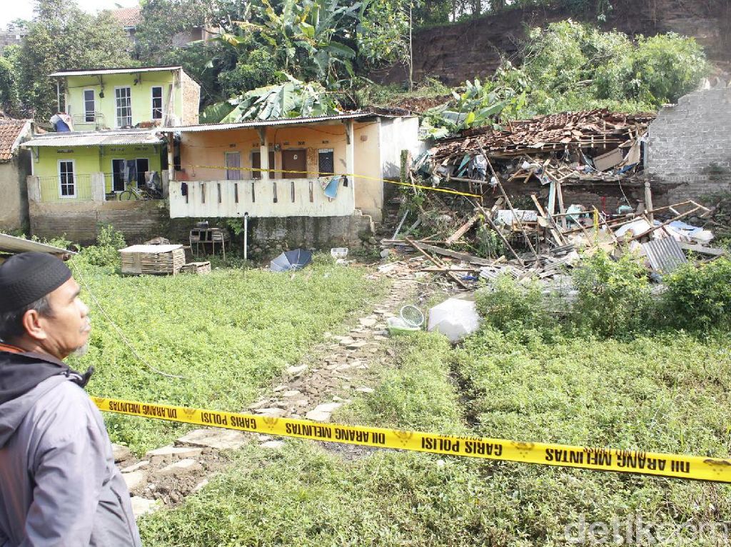 Ada Longsor Susulan di Cimahi, Korban dan Tetangga Mengungsi Ada Longsor Susulan di Cimahi, Korban dan Tetangga Mengungsi