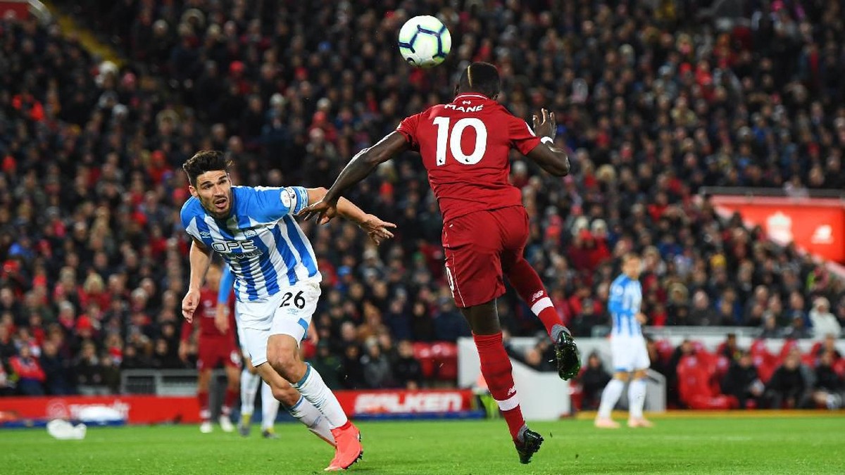 Striker Liverpool Sadio Mane saat menyundul bola ke gawang Huddersfield Town. (Foto: Michael Regan/Getty Images)
