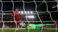 Salah mengukir namanya di papan skor untuk menjadi kedudukan berubah 3-0 di penghujung babak pertama. Si Raja Mesir juga menyumbangkan sepasang gol di akhir laga, plus satu assist yang melahirkan gol pertama timnya. Foto: Andrew Yates / Reuters