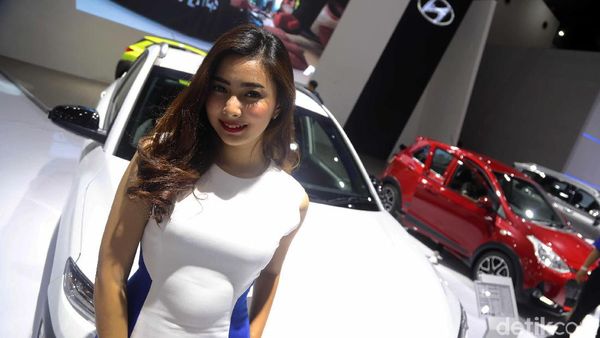 Senyum Menawan SPG Hyundai Kona