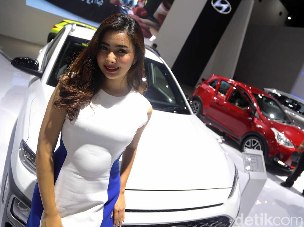 Senyum Menawan SPG Hyundai Kona Senyum Menawan SPG Hyundai Kona