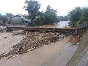Suami Jelaskan Kronologi Korban Tewas Terseret Arus Banjir Jakarta