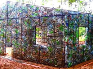 Wow! Rumah Ini Dibangun dari 14.000 Botol Plastik Wow! Rumah Ini Dibangun dari 14.000 Botol Plastik