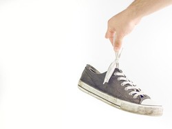 7 Cara Menghilangkan Bau Sepatu yang Ampuh dan Cepat