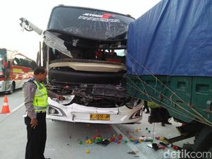 Pulang dari Bali, Bus Rombongan SMK Tegal Kecelakaan di Tol Ngawi Pulang dari Bali, Bus Rombongan SMK Tegal Kecelakaan di Tol Ngawi