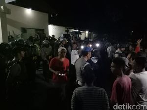 Warga Geruduk Polsek Kotaanyar, Protes Dugaan Salah Tangkap Warga Geruduk Polsek Kotaanyar, Protes Dugaan Salah Tangkap