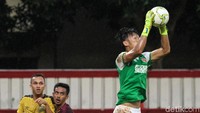 Kiper PSM mengamankan bola.