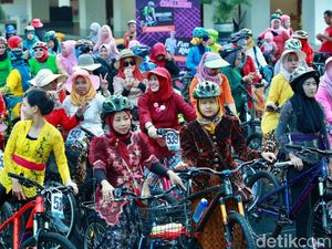 Para Kartini Gowes Keliling Banyuwangi Kenakan Kebaya Para Kartini Gowes Keliling Banyuwangi Kenakan Kebaya