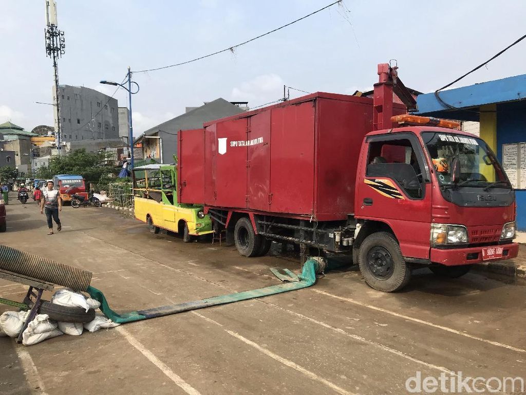 Banjir Surut, Mobil Pompa Masih Disiagakan di Kampung Pulo Banjir Surut, Mobil Pompa Masih Disiagakan di Kampung Pulo