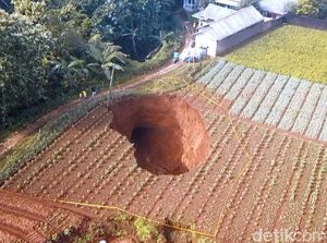 Polisi Minta Warga Tak Mendekat ke Lubang Raksasa di Sukabumi
