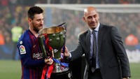 Messi saat berfoto bersama Presiden Federasi Sepakbola Spanyol Luis Rubiales. REUTERS/Albert Gea.